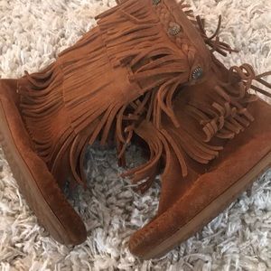 Girls Minnetonka boots size 1